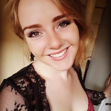 Isla Fae independent private escort touring - Scarlet Blue