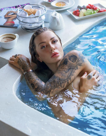 female Private escort - Phoenix Chase touring to London