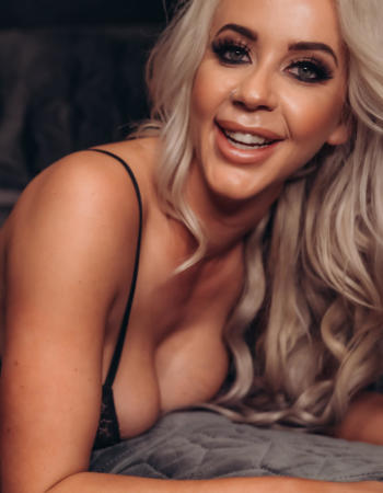 Ellyse Lowe - escort in Southbank
