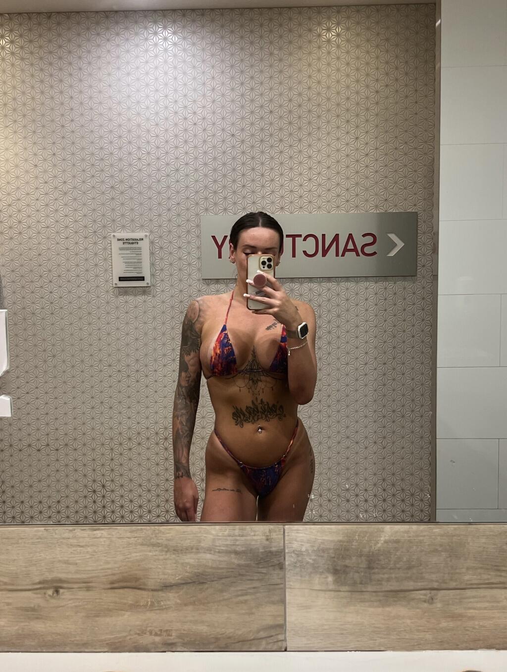 Melbourne private escorts - Scarlet Blue.