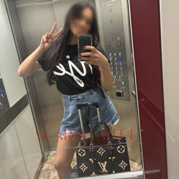 Selfie Pics from Mel Arlen - Private Escort Touring