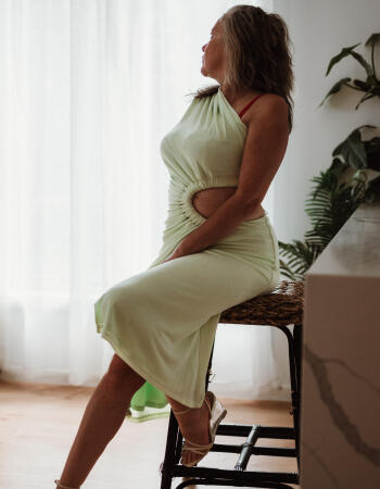 Cougar escort - Mae East