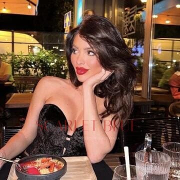 Selfie Pics from Vvivienne - Private Escort Touring