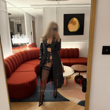 Selfie Pics from Elle Hudson - Private Escort Touring