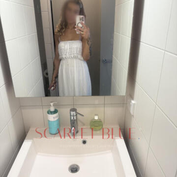 Selfie Pics from Honey Hazel - Private Escort Auckland