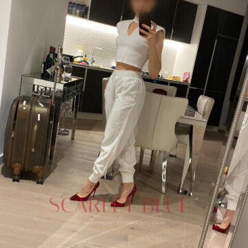 Selfie Pics from Chantal Kreviazuk - Private Escort Melbourne