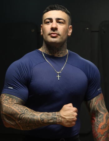 Muscular male escort - Michele Morrone