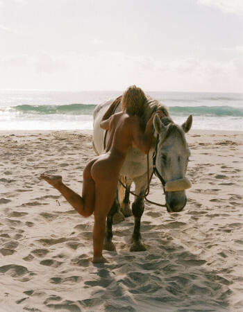 Byron Bay independent private  escort - Daria Holmes