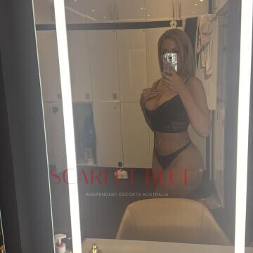 Selfie Pics from Adrianna Hart - Private Escort Gold Coast