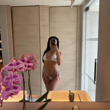 Selfie Pics from Adriana Armani - Private Escort Cairns