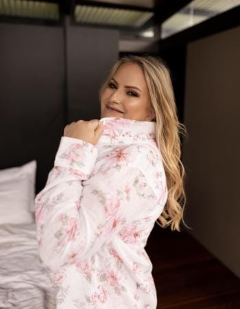 Blonde escort - Nikki Cox is touring soon to Sydney