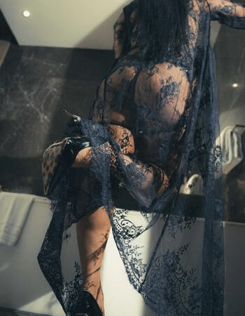 Black hair escort - Bentleyy