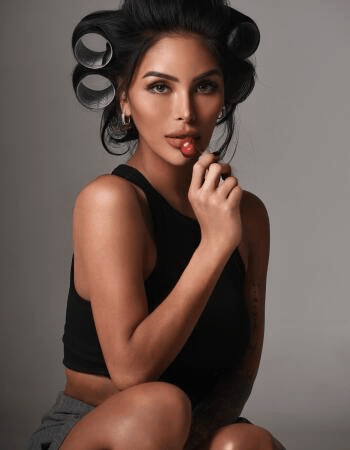 Black hair escort - Tremendous Selina Quintanilla is touring in Melbourne