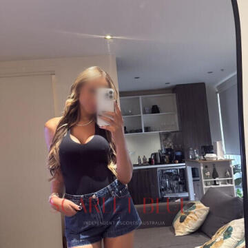 Selfie Pics from Mel Arlen - Private Escort Melbourne