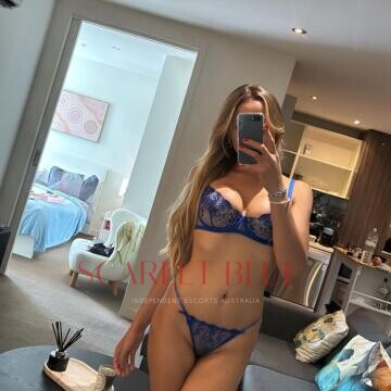 Selfie Pics from Mel Arlen - Private Escort Melbourne