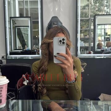 Selfie Pics from Mel Arlen - Private Escort Melbourne