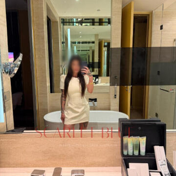 Selfie Pics from Valentina Leal - Private Escort Touring