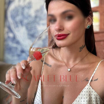 Selfie Pics from Valentina Leal - Private Escort Touring