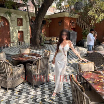 Selfie Pics from Valentina Leal - Private Escort Touring