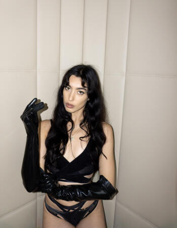 Private escort - Cherry Silk touring to Eagle Farm