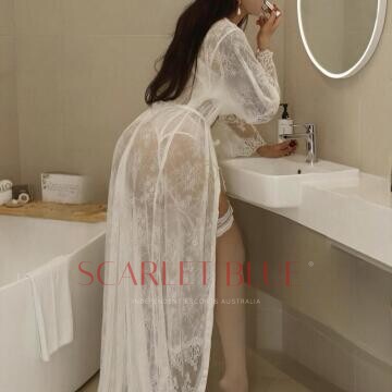 Selfie Pics from Sophia Gold - Private Escort Touring
