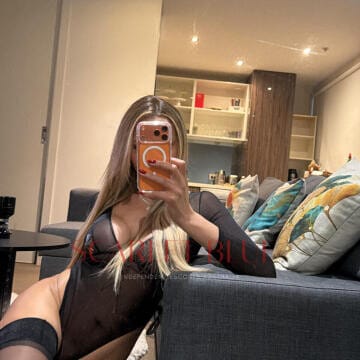 Selfie Pics from Mel Arlen - Private Escort Touring