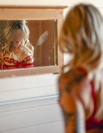 Melbourne independent private  escort - Holly Sterling