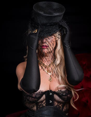 Private escort - Mistress Dominique touring to Melbourne