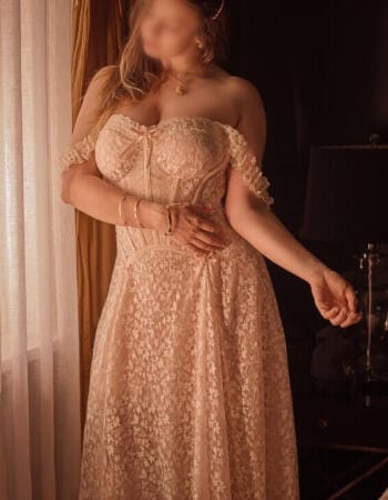 Voluptuous escort - Elowyn Nonesuch